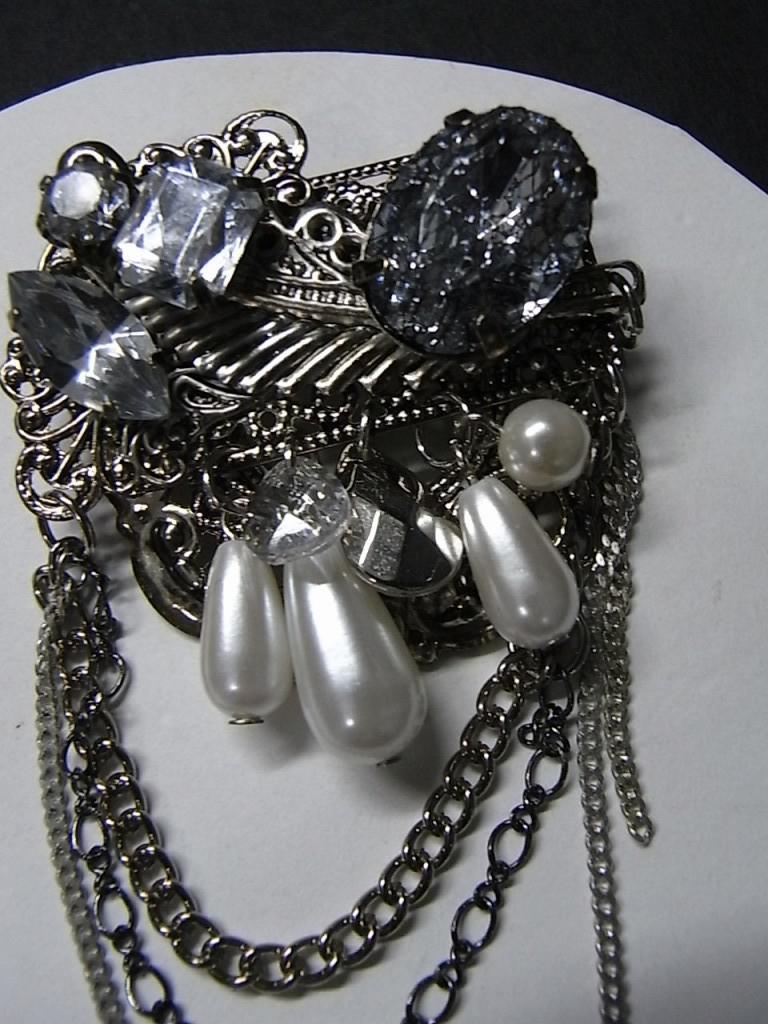 broochSI13b