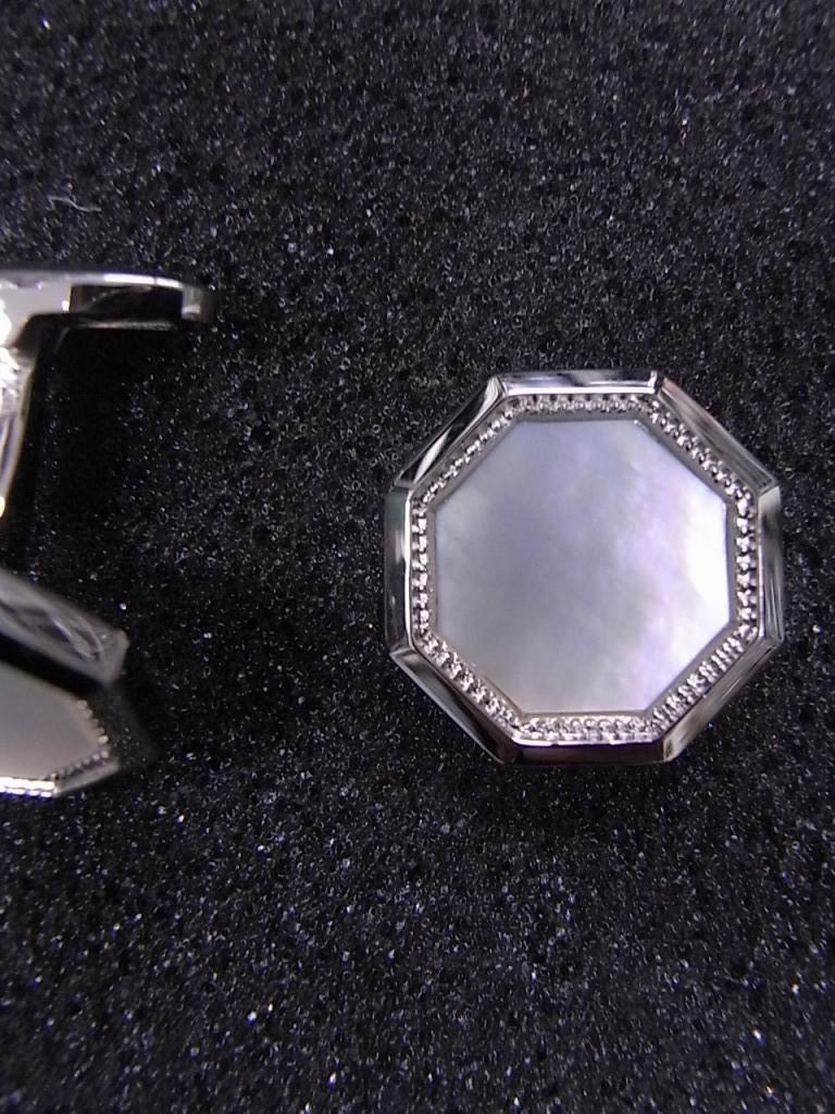 cuffbutW132b